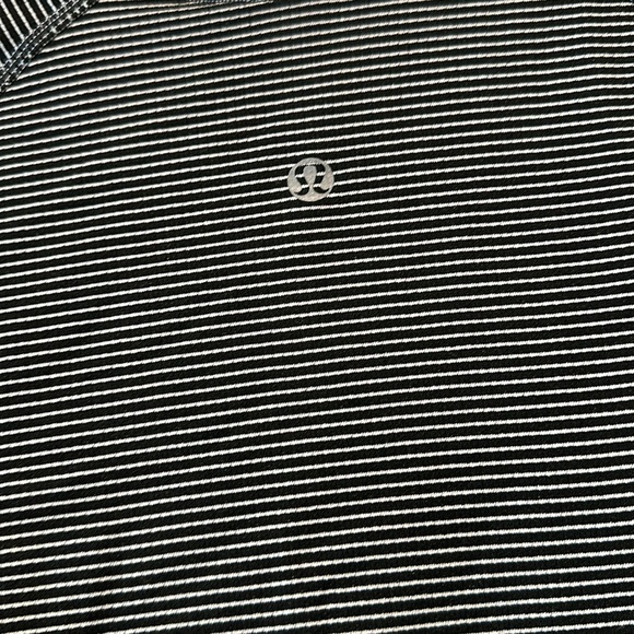 Lululemon - Black and White Striped - Size 4 - Excellent Condition!! - Picture 3 of 4